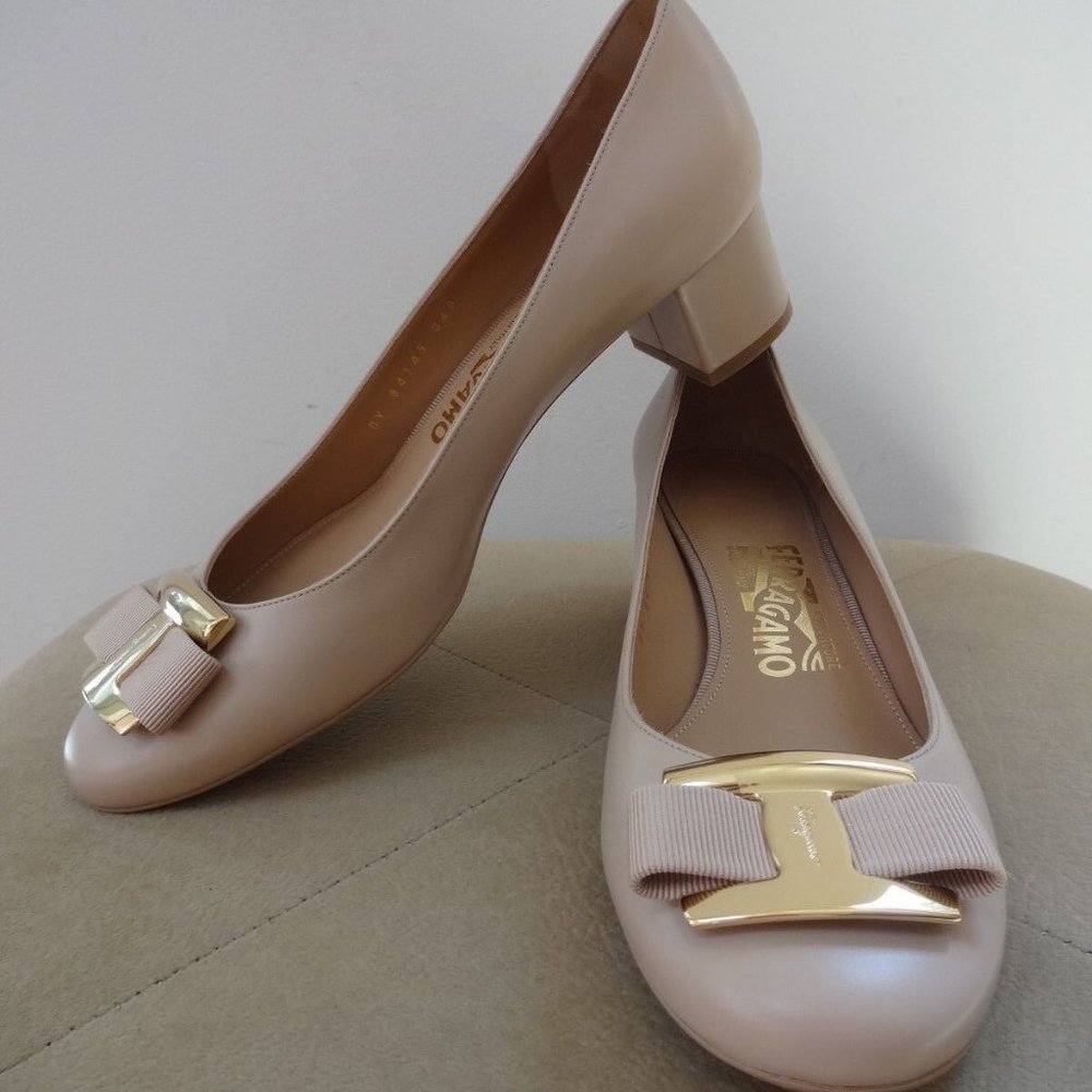 SALVATORE FERRAGAMO Pale Rose Leather Bow Pump Shoes 8 1/2 NWOB